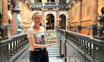 Annick De Ridder met canon in Antwerpse stadhuis