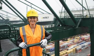 Schepen De Ridder in havenuitrusting voor containers