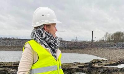 Annick De Ridder bij het doorbreken van de Scheldedijk