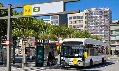 Bushalte met bus